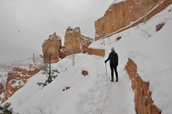 Início de caminhada nas trilhas cobertas de neve do Bryce Canyon National Park, em Utah, nos Estados Unidos